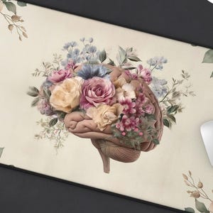 Może przedstawiać: Prostokątna podkładka pod mysz z kwiatowym wzorem mózgu. Mózg zdobi bukiet różowych, żółtych i niebieskich kwiatów. Krawędzie zdobią różowe róże i zielone liście. Widoczna jest również biała mysz i laptop.