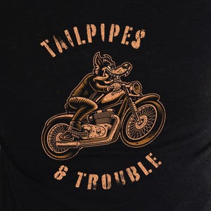 Retro Biker Wolf-T-shirt 'Tailpipes & Trouble' – Cartoon motorfiets T-shirt – grappig vintage-stijl noodlijdend grafisch shirt — cadeau voor hem