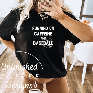 Corriendo con cafeína y béisbol SVG PNG, mamá de béisbol svg, mamá de béisbol svg, vida de mamá de béisbol svg, clipart de béisbol, mamá de estadio de béisbol svg