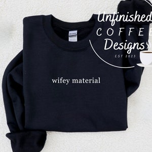 Echtgenote materiële SVG PNG, vrouw leven svg, vrouw svg, toekomstige vrouw svg, bruid svg, mevrouw svg, voel mijn sweatshirt dat is vrouw materiaal svg