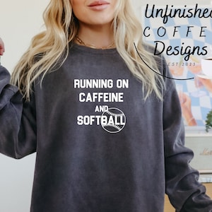 Corriendo con cafeína y softbol SVG PNG, mamá de softbol svg, mamá de softbol svg, vida de mamá de softbol svg, clipart de softbol, mamá de estadio de béisbol svg