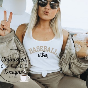 Vibraciones de béisbol SVG PNG/ mamá de béisbol/ deportes svg/ mamá deportiva/ mamá del estadio/ fanático del béisbol svg/ juego de béisbol svg/ jugar pelota svg/ día del juego svg