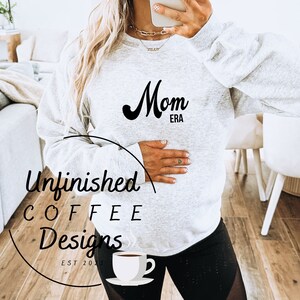 Mom Era SVG PNG, Nella mia era di mamma svg, Mamma svg, Maternità svg, Mamma svg, Annuncio di gravidanza svg, maglietta per la festa della mamma, vita da mamma svg