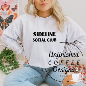 Sideline Social Club SVG PNG, mamá deportista svg, mamá de béisbol svg, mamá de softbol svg, mamá de fútbol svg, vida deportiva svg, padre orgulloso svg, deportes