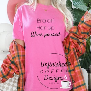 Soutien-gorge décoiffé vin versé SVG PNG | amateur de vin svg | vie de maman svg | vin svg | sans soutien-gorge svg | vin versé svg | maman en congé svg | maman fatiguée svg