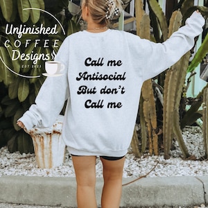 Llámame antisocial pero no me llames svg png/ antisocial svg/ no me llames svg/ introvertido svg/ quedémonos en casa svg/ hogareño svg/ lleno de gente