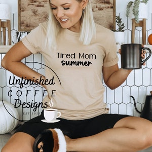 Mamma stanca estate SVG PNG, mamma stanca svg, estate svg, vita da mamma svg, maternità svg, club delle mamme stanche svg, vibrazioni estive svg, estate svg