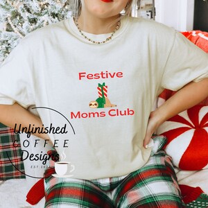 Clube das Mães Festivas SVG PNG| svg festivo| svg de Natal | clipart de preguiça | svg do clube das mães cansadas| svg da Sra. Noel| svg da mamãe Noel| svg de vibrações natalinas