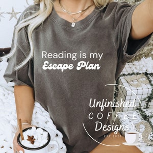 Lesen ist mein entkommener plan SVG PNG, Buchliebhaber svg, Bücherwurm svg, Bücher svg, Lehrergeschenk, Leseliebhaber svg, bleiben Sie zu Hause lesen Bücher lieben Hunde