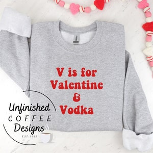 V sta per San Valentino e vodka SVG PNG/ anti San Valentino svg/ San Valentino svg/ vita da single svg/ Nella mia era da single svg/ no grazie Cupido svg