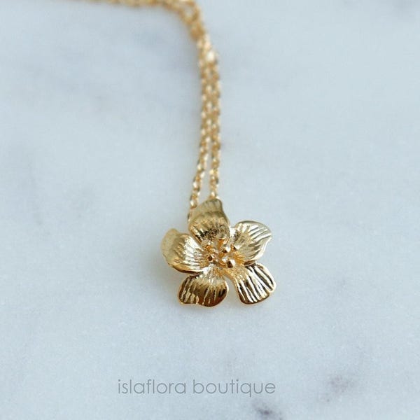 Kleine leliebloem hanger ketting, gedetailleerde geboortebloem, esthetische, realistische gouden plumeria minimalistische sieraden, bruidsmeisje bestie haar cadeau