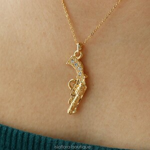 Collana con revolver antico, ciondolo dettagliato "High Roller", estetica western, gioielli minimalisti in oro, pistola country, regalo per damigella d'onore in stile cowboy