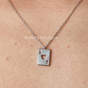 Collana con ciondolo a forma di asso di cuori, elegante e dettagliata, con ciondolo a forma di High Roller, estetica, in argento, gioiello minimalista placcato oro, regalo per damigella d'onore.