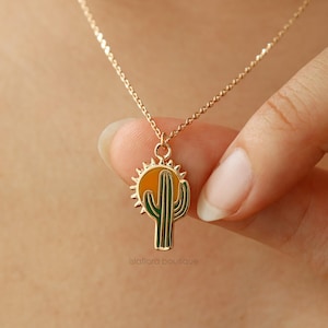 Collier cactus coucher de soleil, charme esthétique du désert rustique, émaillé détaillé délicat rempli d'argent, bijoux minimalistes en or, demoiselle d'honneur son cadeau