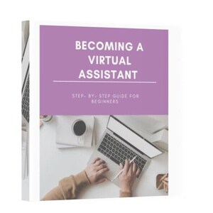 以下が含まれることがあります： 紫色の背景に白い文字で「Becoming a Virtual Assistant - Step-by-Step Guide for Beginners」と書かれた本の表紙。表紙には、人がラップトップでタイピングしている手の写真も写っている。