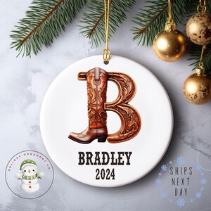 Adorno navideño personalizado con nombre y letra de vaquero, adorno navideño de cerámica de recuerdo, regalo de granja para bebé