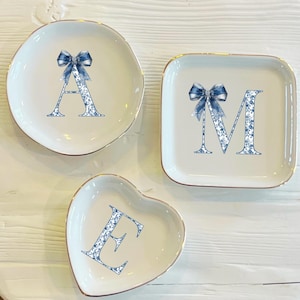 Plato para anillos con inicial en toile azul personalizado / Plato para anillos en toile con lazo azul / Plato para joyas femenino / Regalo para ella