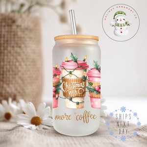 Vaso de vidrio con luces navideñas More Coffee / Taza de café helado navideña linda rosa / 16 oz / 20 oz / Linda taza navideña / Regalos para ella