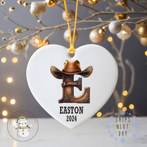Adorno navideño personalizado con nombre y letra de vaquero, adorno navideño de cerámica de recuerdo, regalo de granja para bebé