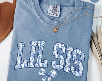 Toile De Jouy Coquette Lil Sis Shirt Chinoiserie Cool Sister Cute Blue Ribbon Floral Bow for Best Sis Birthday Gift Matching Favorite Sister