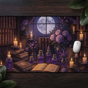 Könnte beinhalten: Ein dunkles Holzregal gefüllt mit Büchern, Kerzen und Glasflaschen mit lila Flüssigkeit. Eine weiße Computermaus befindet sich auf dem Regal. Die Szene wird von Kerzenlicht und einem Vollmond beleuchtet, der durch ein Fenster scheint.
