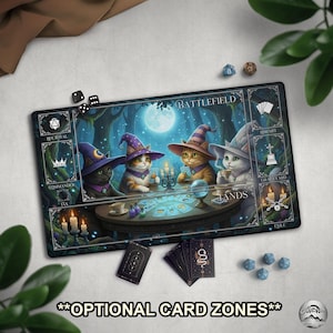 Può includere: Tappetino da gioco rettangolare con una scena fantasy con quattro gatti con cappelli da mago. Il tappetino ha zone etichettate e il testo "BATTLEFIELD". Dadi e carte sono sparsi intorno al tappetino. Il testo "OPTIONAL CARD ZONES" è in basso.
