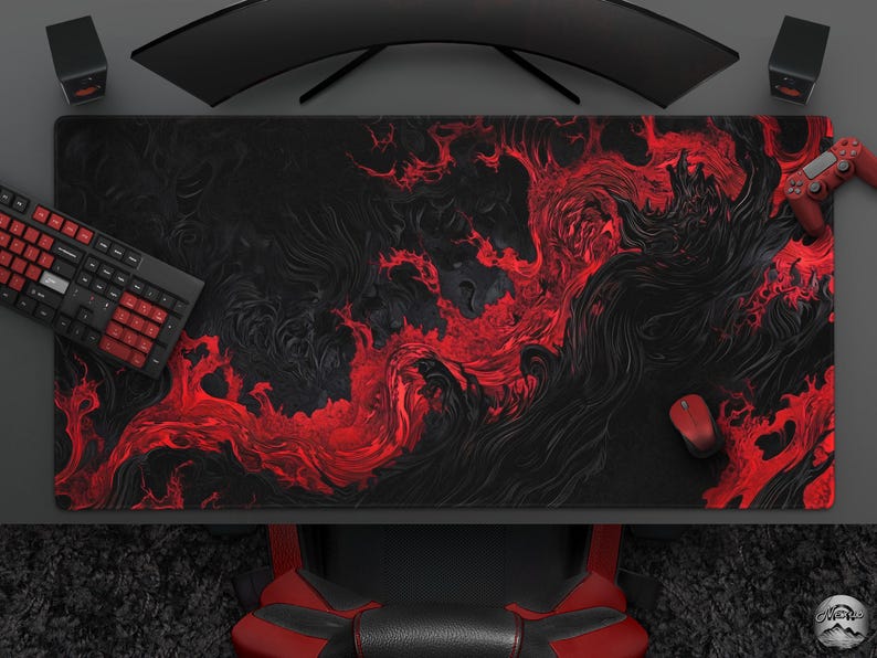 K&ouml;nnte beinhalten: Ein gro&szlig;es schwarzes und rotes Gaming-Mauspad mit einem wirbelnden, abstrakten Design. Eine schwarze Tastatur mit roten Tasten, eine rote Maus und ein roter Gamecontroller liegen auf dem Schreibtisch. Der Schreibtisch ist schwarz.