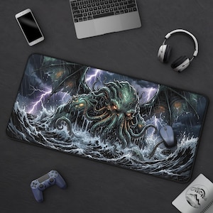 Könnte beinhalten: Rechteckiges Gaming-Mauspad mit einer detaillierten Illustration eines Seeungeheuers mit Flügeln, Tentakeln und leuchtenden Augen inmitten eines stürmischen Meeres mit Blitzen. Die Farbpalette umfasst Grüntöne, Schwarz und Weiß.