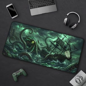 Könnte beinhalten: Rechteckiges Gaming-Mauspad mit einer dramatischen Illustration eines riesigen Oktopus, der ein Schiff in stürmischer See angreift. Das Kunstwerk ist überwiegend grün und schwarz, mit detaillierten Wellen und einem bedrohlichen Kraken.