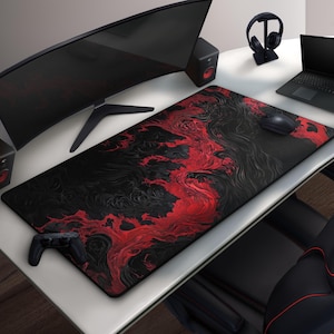 K&ouml;nnte beinhalten: Eine gro&szlig;e, schwarze und rote Gaming-Mausunterlage mit einem wirbelnden, abstrakten Design. Das Pad ist rechteckig und liegt auf einem wei&szlig;en Schreibtisch, mit einem Computermonitor, Lautsprechern und einer Maus.