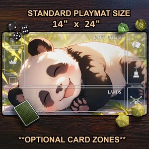 Könnte beinhalten: Eine Spielmatte mit einem weißen und schwarzen Pandabären in Standardgröße von 35,56 cm x 60,96 cm. Die Spielmatte hat einen weißen Rand mit schwarzem Text, der "Standard Playmat Size 14" x 24" und "Optional Card Zones" lautet. Die Spielmatte ist in Abschnitte unterteilt, die mit "Battlefield", "Library", "Graveyard", "Lands" und "Command" beschriftet sind.