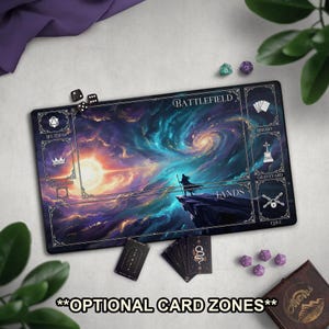 Peut inclure: Tapis de jeu rectangulaire avec un design cosmique représentant un magicien sur une falaise, des dés et des cartes. Le tapis comporte des zones étiquetées pour le jeu, dont "Battlefield" et "Lands". Le texte "**OPTIONAL CARD ZONES**" est en bas.