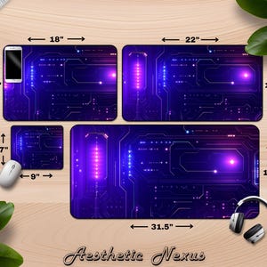 Peut inclure: Ensemble de tapis de bureau Aesthetic Nexus avec un motif de circuit imprim&eacute; bleu et violet. L'ensemble comprend un grand tapis (80 cm x 39 cm), un tapis moyen (56 cm x 30 cm), un petit tapis (46 cm x 30 cm) et un tapis de souris (23 cm x 18 cm).