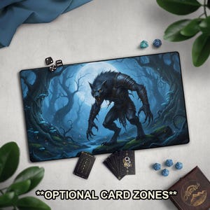 Op de afbeelding: Een rechthoekige speelmat met een weerwolf in een donker bos onder een volle maan. De mat heeft de tekst "**OPTIONAL CARD ZONES**" onderaan. Dobbelstenen en kaarten liggen rond de mat.