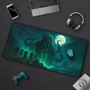Peut inclure: Tapis de souris rectangulaire avec une illustration sarcelle d'un poulpe géant aux yeux jaunes brillants, une pleine lune et un navire en mer. Le design comprend des personnages en capes sombres et une atmosphère sombre et menaçante.