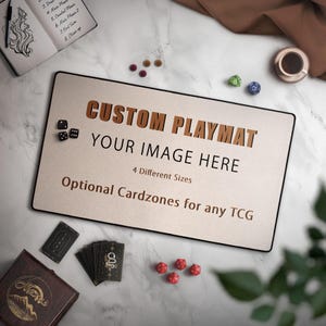 Può includere: Un tappetino da gioco rettangolare personalizzato con il testo CUSTOM PLAYMAT, YOUR IMAGE HERE, 4 Different Sizes e Optional Cardzones for any TCG. Il tappetino è circondato da dadi, un taccuino con fasi di gioco, un mazzo di carte e una scatola in legno.