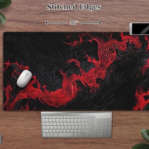 K&ouml;nnte beinhalten: Ein schwarzes und rotes Gaming-Mauspad mit gen&auml;hten Kanten. Das Pad ist 91 cm lang und 46 cm breit und hat ein wirbelndes, abstraktes Design. Eine wei&szlig;e Maus, eine Tastatur und ein Smartphone sind ebenfalls sichtbar.