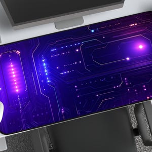 Peut inclure: Tapis de souris rectangulaire avec un motif de circuit imprim&eacute; dans les tons violets et bleus. Le tapis pr&eacute;sente un r&eacute;seau de lignes et de points, avec une lumi&egrave;re centrale vive. Une souris blanche est visible &agrave; gauche.