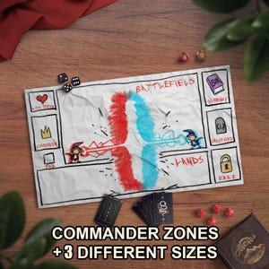 Puede incluir: Un tapete de juego de papel blanco arrugado con un diseño de campo de batalla rojo y azul. El tapete presenta zonas ilustradas como "Biblioteca" y "Cementerio", con dados y cartas esparcidos. El texto en el tapete dice "Commander Zones +3 Different Sizes."