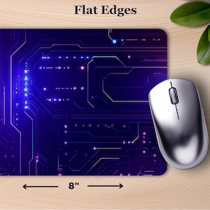 Peut inclure: Un tapis de souris rectangulaire avec un motif de circuit imprim&eacute; dans les tons de bleu, violet et rose. Le tapis de souris mesure 23 cm de haut et 20 cm de large. Une souris d'ordinateur argent&eacute;e est plac&eacute;e sur le c&ocirc;t&eacute; droit. Le texte "Flat Edges" est en haut.
