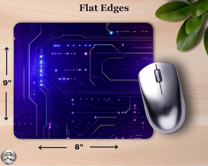 Peut inclure: Un tapis de souris rectangulaire avec un motif de circuit imprim&eacute; dans les tons de bleu, violet et rose. Le tapis de souris mesure 23 cm de haut et 20 cm de large. Une souris d'ordinateur argent&eacute;e est plac&eacute;e sur le c&ocirc;t&eacute; droit. Le texte "Flat Edges" est en haut.
