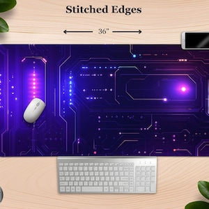 Peut inclure: Un grand tapis de souris rectangulaire avec un motif de circuit imprim&eacute; violet et bleu vif. Le tapis mesure 91 cm de long et 46 cm de large. Une souris et un clavier blancs sont visibles, ainsi qu'un smartphone. Le texte "Stitched Edges" est en haut.