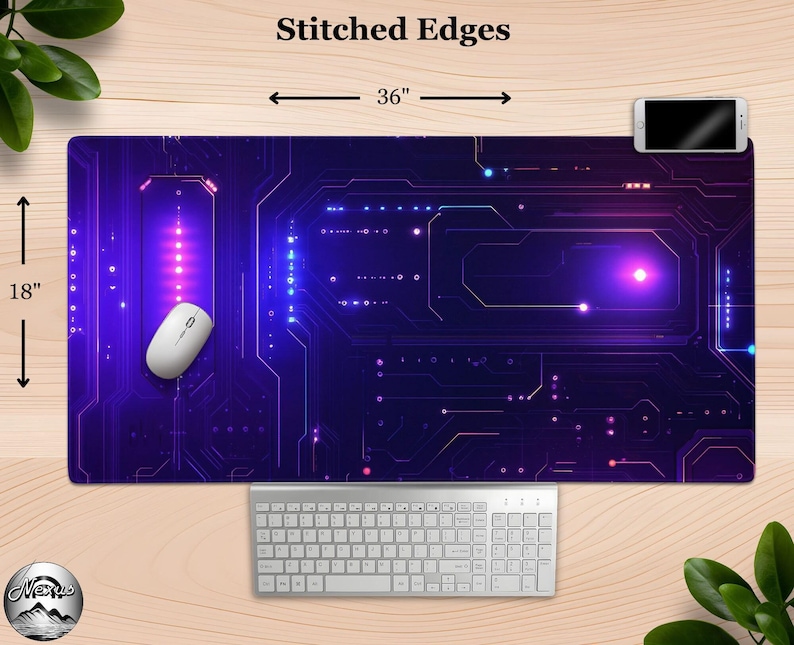 Peut inclure: Un grand tapis de souris rectangulaire avec un motif de circuit imprim&eacute; violet et bleu vif. Le tapis mesure 91 cm de long et 46 cm de large. Une souris et un clavier blancs sont visibles, ainsi qu'un smartphone. Le texte "Stitched Edges" est en haut.