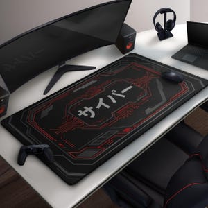 Può includere: Tappetino per mouse da gioco rettangolare nero con design a circuito stampato rosso e testo giapponese. Il tappetino è su una scrivania bianca con un monitor del computer, altoparlanti e un mouse. Un controller nero è nell'angolo in basso a sinistra.