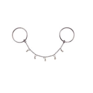 Könnte beinhalten: Eine silberfarbene Körperkette mit zwei großen kreisförmigen Reifen, die durch eine filigrane Kette verbunden sind. Die Kette ist mit kleinen, hängenden perlmuttartigen Perlen verziert. Das Design ist schlicht und elegant, passend für verschiedene Stile.