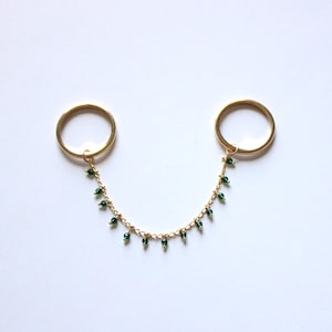 ICKE-MATTAN 18k guld dubbelbandsring liten smaragd berlock shaker ring smaragd dingelring tunn stapelring smaragdkedja knogring
