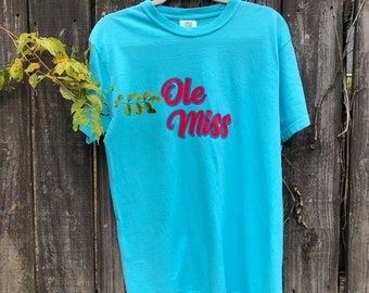 Camiseta con nombre de la universidad, camiseta de vinilo, camiseta de vinilo personalizada, camisa personalizada, camiseta personalizada, camisas de vinilo, camisetas, camisa deportiva, universidad, ole miss