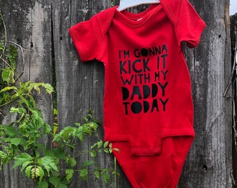 ¡Pateando con el mono de papá! Mono de bebé, Camiseta de bebé, Mono de vinilo personalizado, Camisa de vinilo personalizada, Mono de vinilo, Mono de bebé de vinilo personalizado