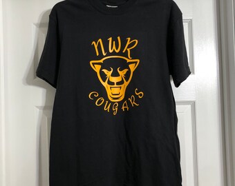 ¡Camiseta de vinilo personalizada NWR Cougar! Camisetas de vinilo personalizadas, Camisetas del ranking del noroeste, Equipo, Pumas, Fútbol, Camisetas de vinilo hechas a medida