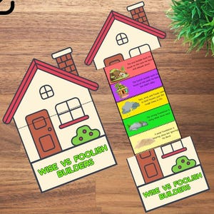 Könnte beinhalten: Zwei Papierschnitt-Häuser mit dem Text "Wise vs Foolish Builders". Ein Ausschnitt ist teilweise geöffnet und zeigt einen farbenfrohen Streifen mit Text und Illustrationen. Die Worte "Coloring page included" stehen oben.